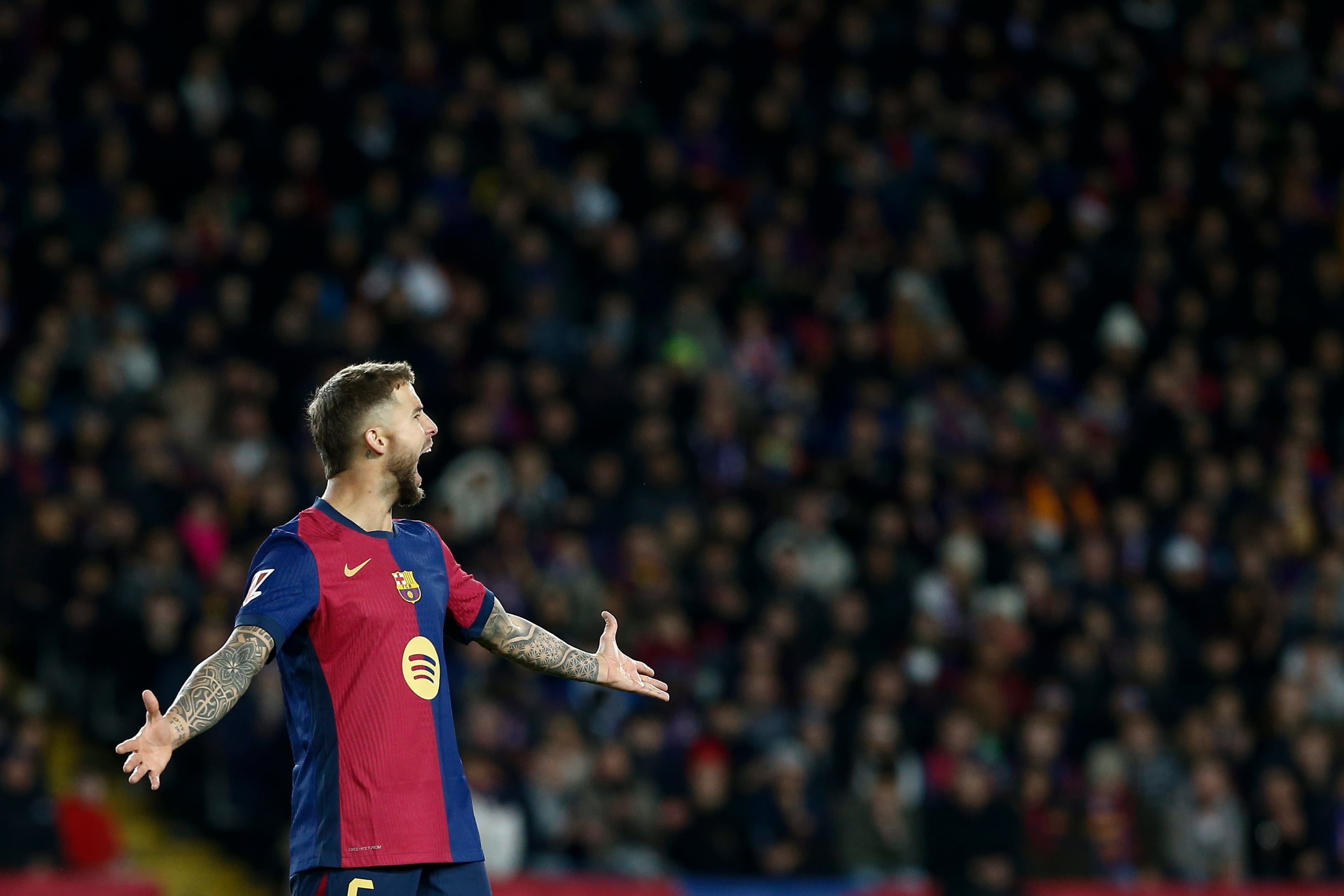 BARCELONA, 21/12/2024.- El defensa del FC Barceona Íñigo Martínez durante el partido de la jornada 18 de LaLiga entre el FC Barcelona y el Atlético de Madrid, este sábado en el estadio olímpico Lluis Companys. EFE/Quique García
