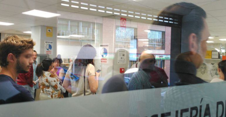 Jienenses en una oficina de empleo.