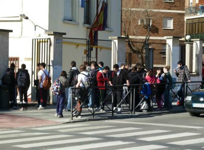 Estudiantes a las puertas de un colegio
