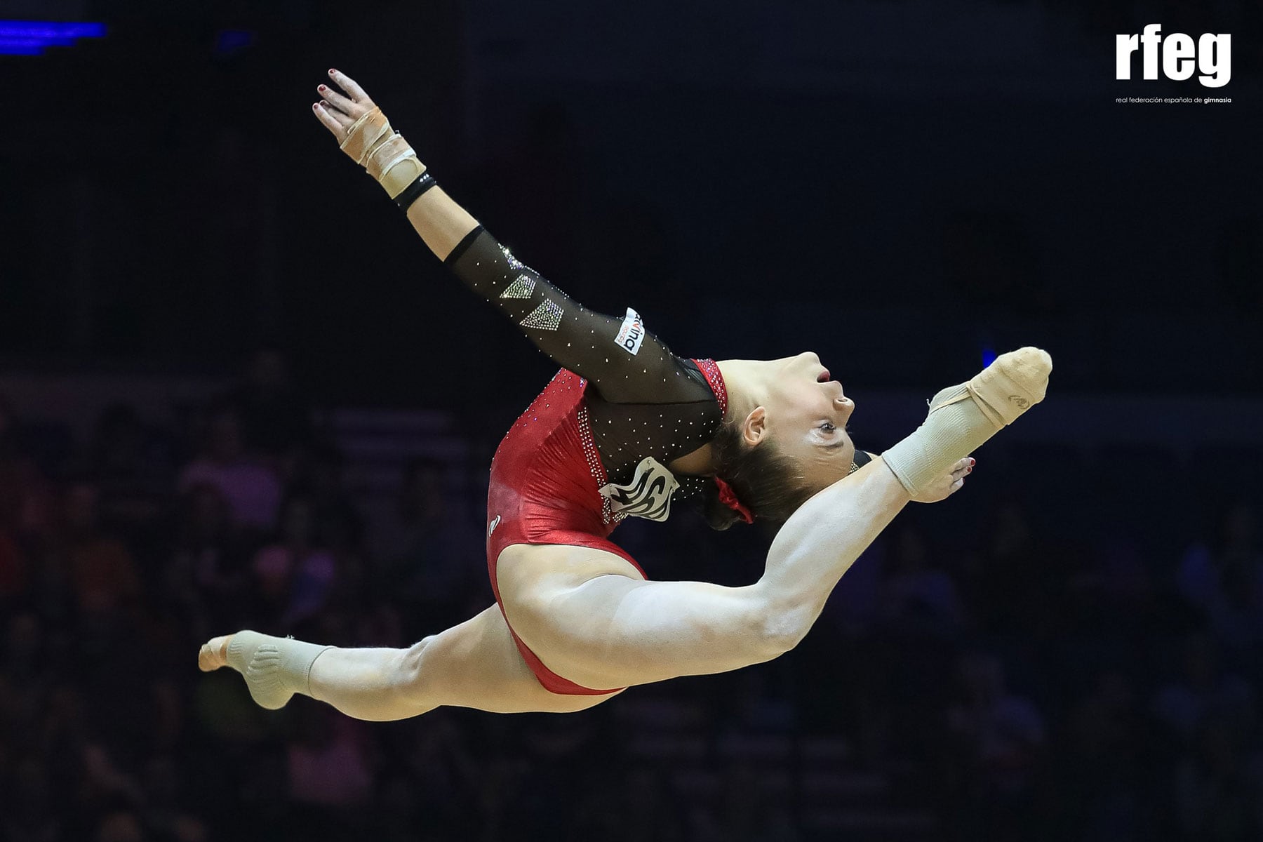 Laura Casabuena en pleno ejercicio de suelo durante el Mundial de Liverpool