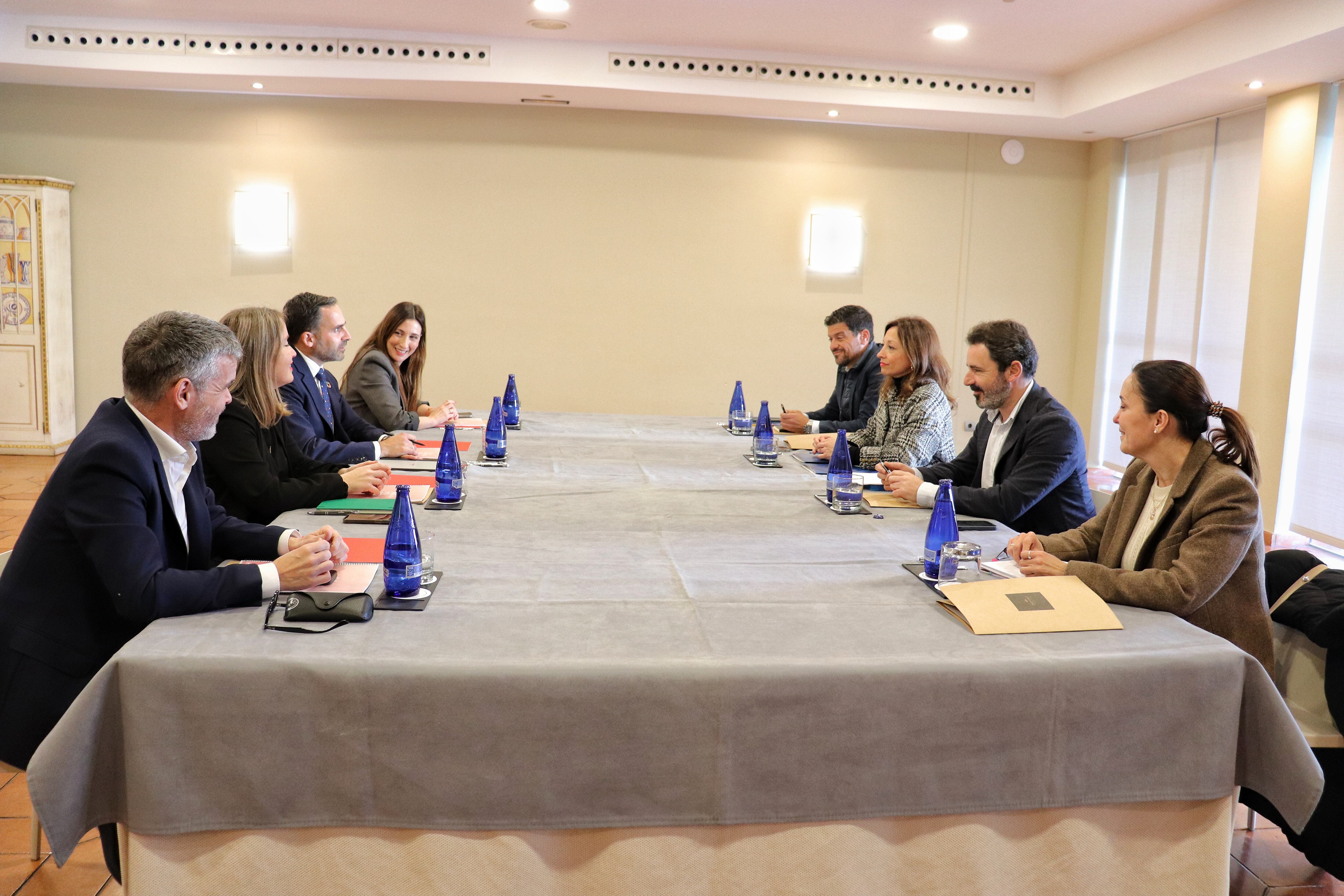 Patricia Navarro (PP) y Daniel Pérez (PSOE) en la reunión celebrada este lunes en Málaga