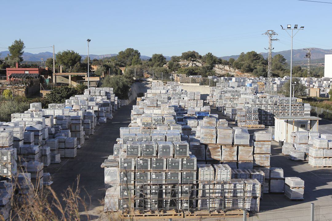 Imagen del exterior de una empresa del sector cerámico