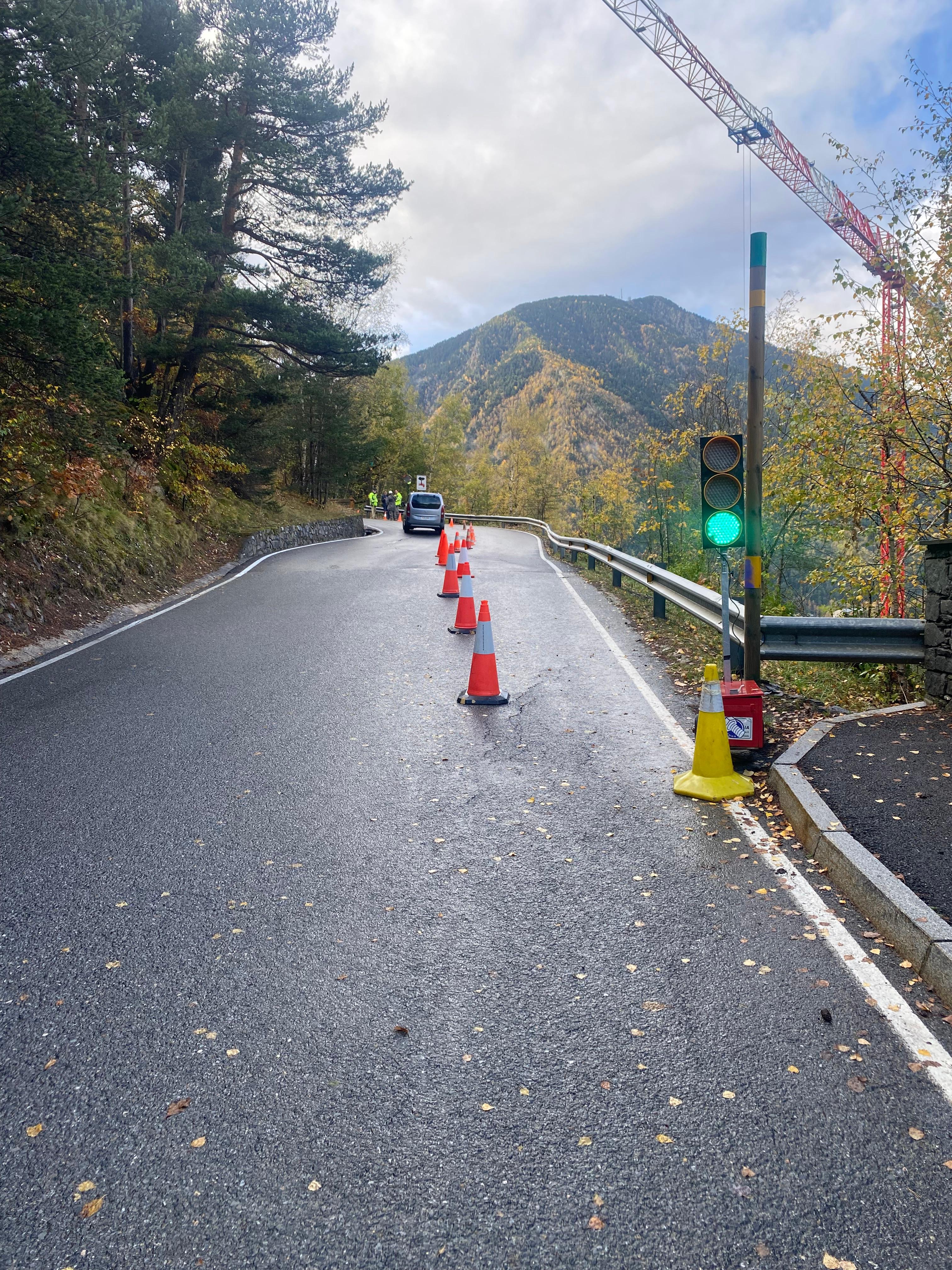 Operaris revisant l&#039;estat de la carretera de Beixalís que des d&#039;aquest migdia queda tallada per motius de seguretat.