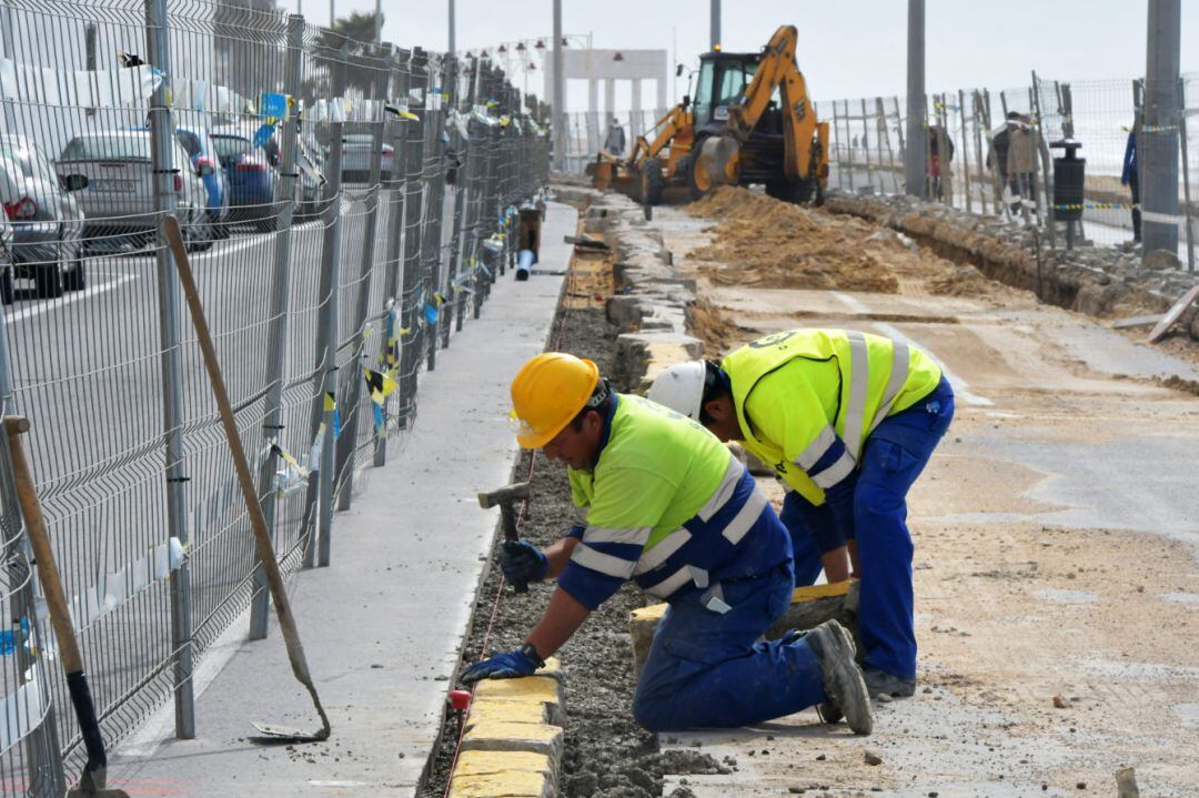 Trabajadores en el carril bici de Cádiz