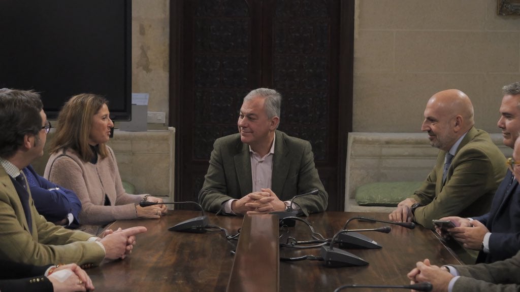 La hermana mayor del Rocío de Sevilla, May Rodríguez, conversa con el alcalde de la ciudad