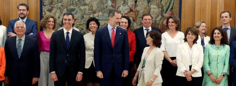 Los nuevos ministros, acompañados del Rey Felipe Felipe VI (c), y el presidente del gobierno Pedro Sánchez (2i), posan en la foto de familia tras prometer su cargo esta mañana en el Palacio de la Zarzuela, en Madrid.