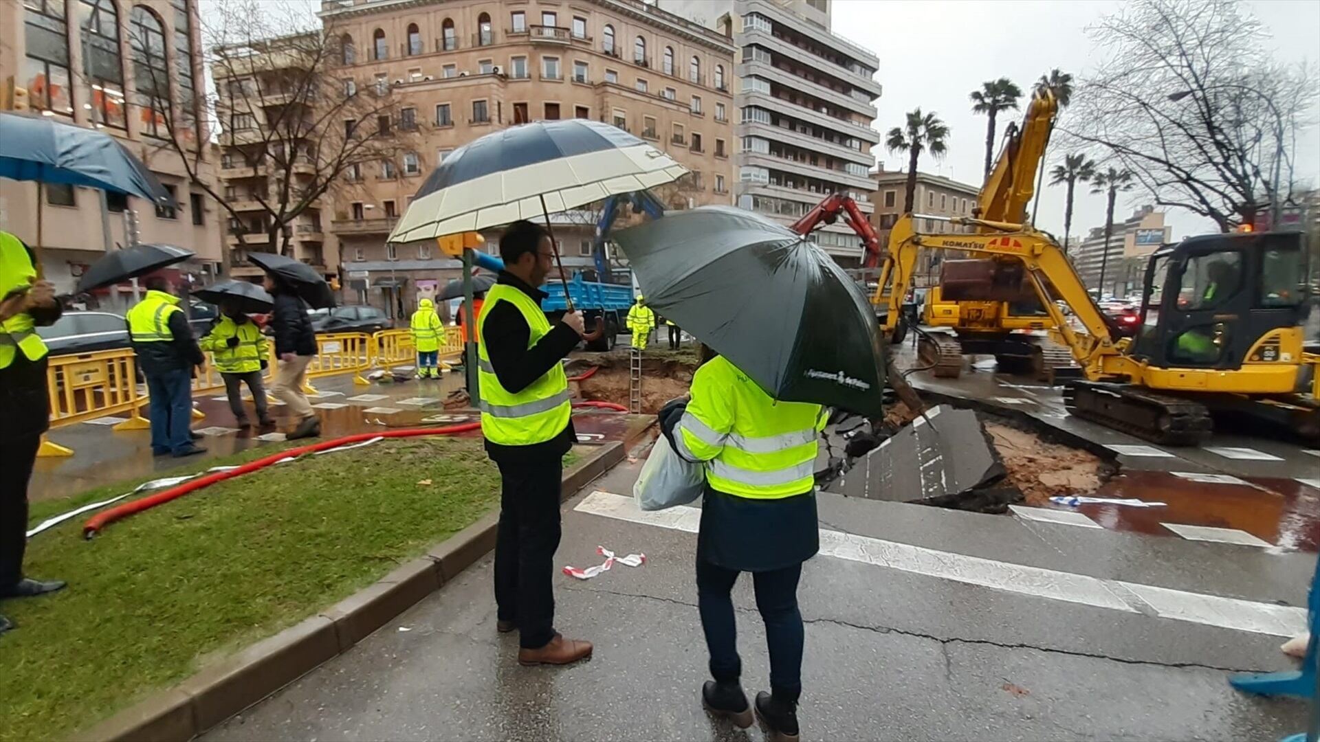 El alcalde de Palma, José Hila, visita en enorme socavón en las Avenidas de Palma.CORT