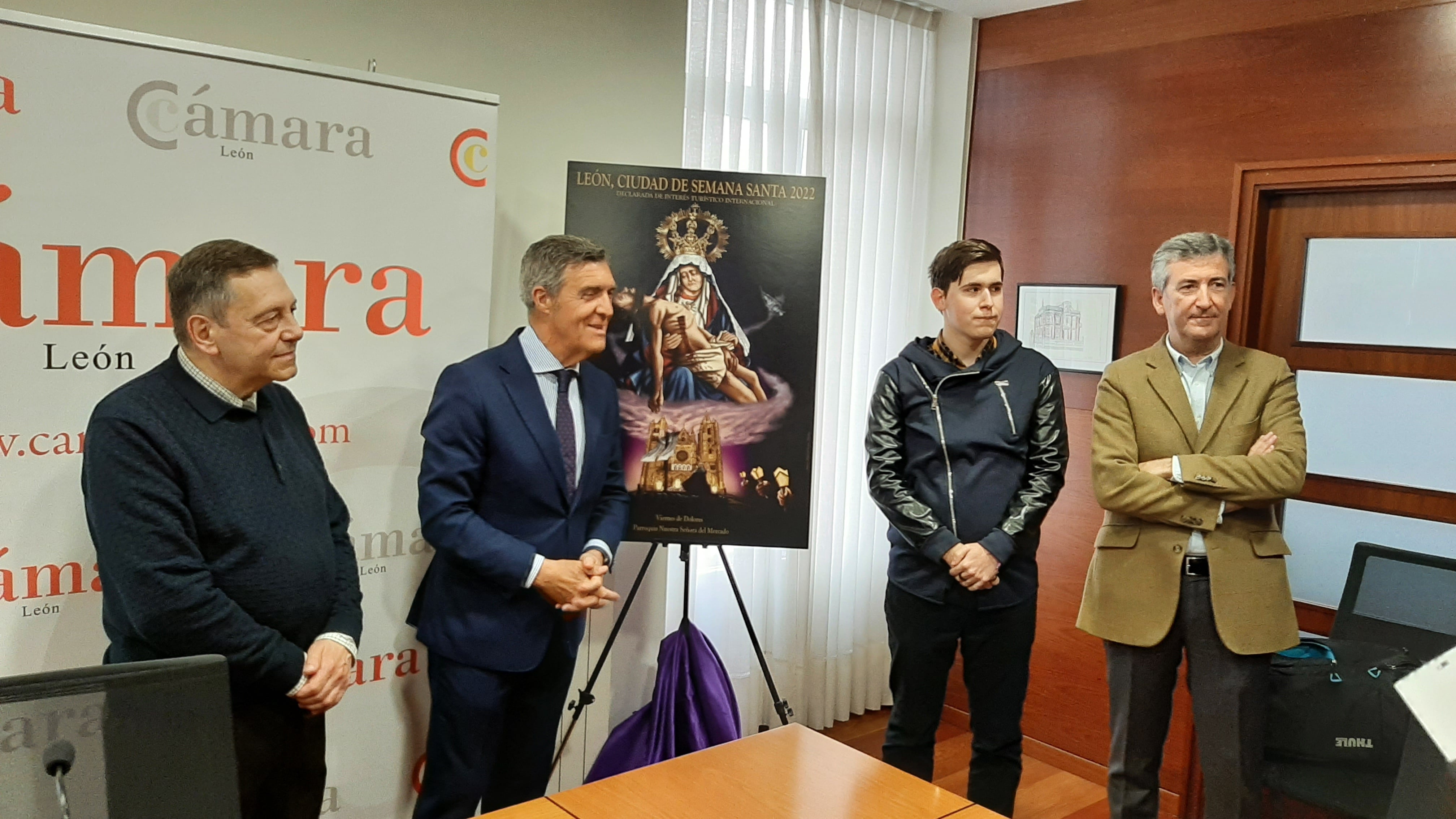 Máximo Cayón, Javier Cepedano, Manuel López Flecha y Javier Sanz junto al cartel conmemorativo de la Semana Santa de la Cámara de Comercio