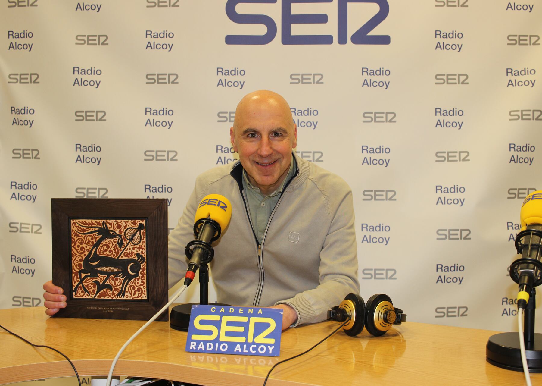 Silvestre Vilaplana, en l'estudi central de Radio Alcoy, amb el guardó obtés