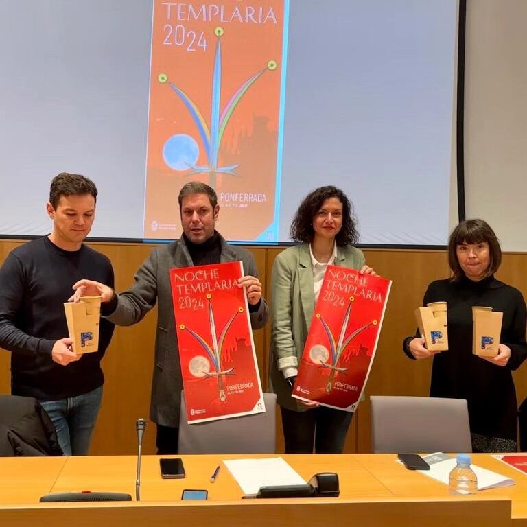 El concejal de turismo de Ponferrada y la teniente de alcalde portan el cartel de la ciudad para promocionarse en INTUR