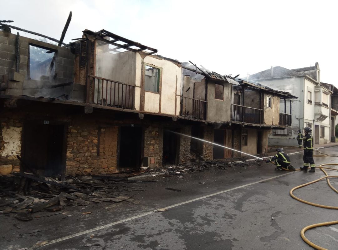 Los bomberos necesitaron más de tres horas para sofocarlo