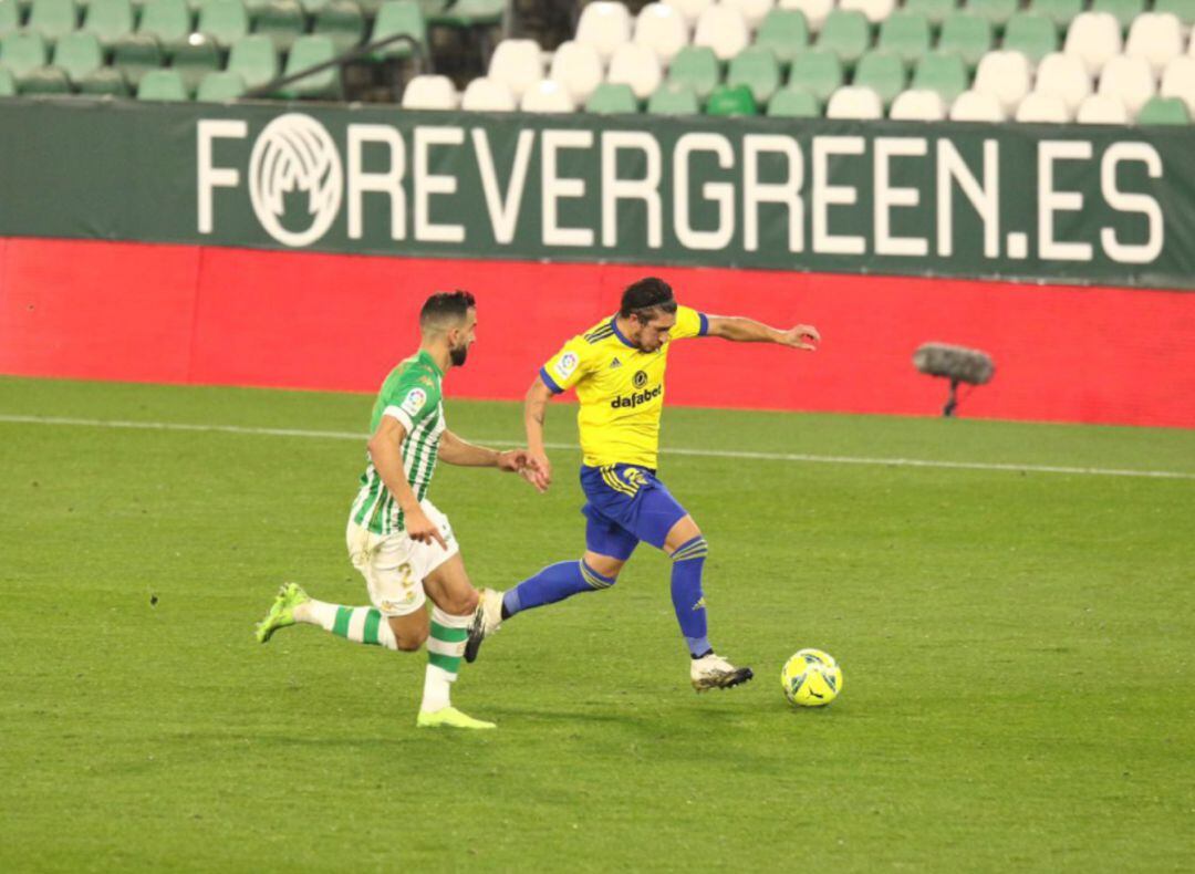 Pacha Espino conduce una pelota ante Montoya.