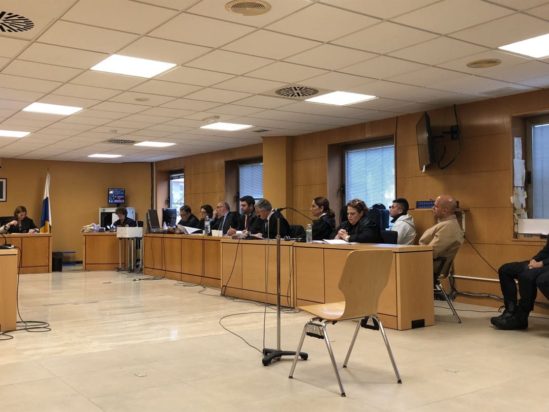 Los acusados durante la celebración del juicio en la Audiencia Provincial de Santa Cruz de Tenerife.