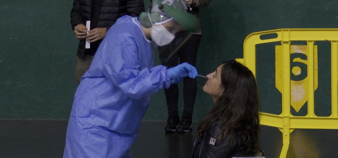 Una joven se somete a la prueba PCR