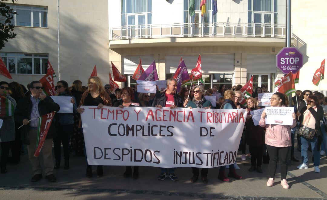 Concentración de limpiadoras de hacienda ante la Subdelegación del Gobierno de Jaén