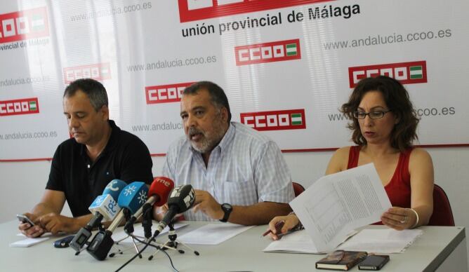 De izquierda a derecha aparecen en las fotografías el responsable de CCOO en el Hospital Carlos Haya, Juan Antonio Torres, el secretario general del Sindicato de Sanidad y Sectores Sociosanitarios de CCOO de Málaga, Rafael González, y la responsable de CCOO en el Hospital Clínico, Auxiliadora Moragues.
