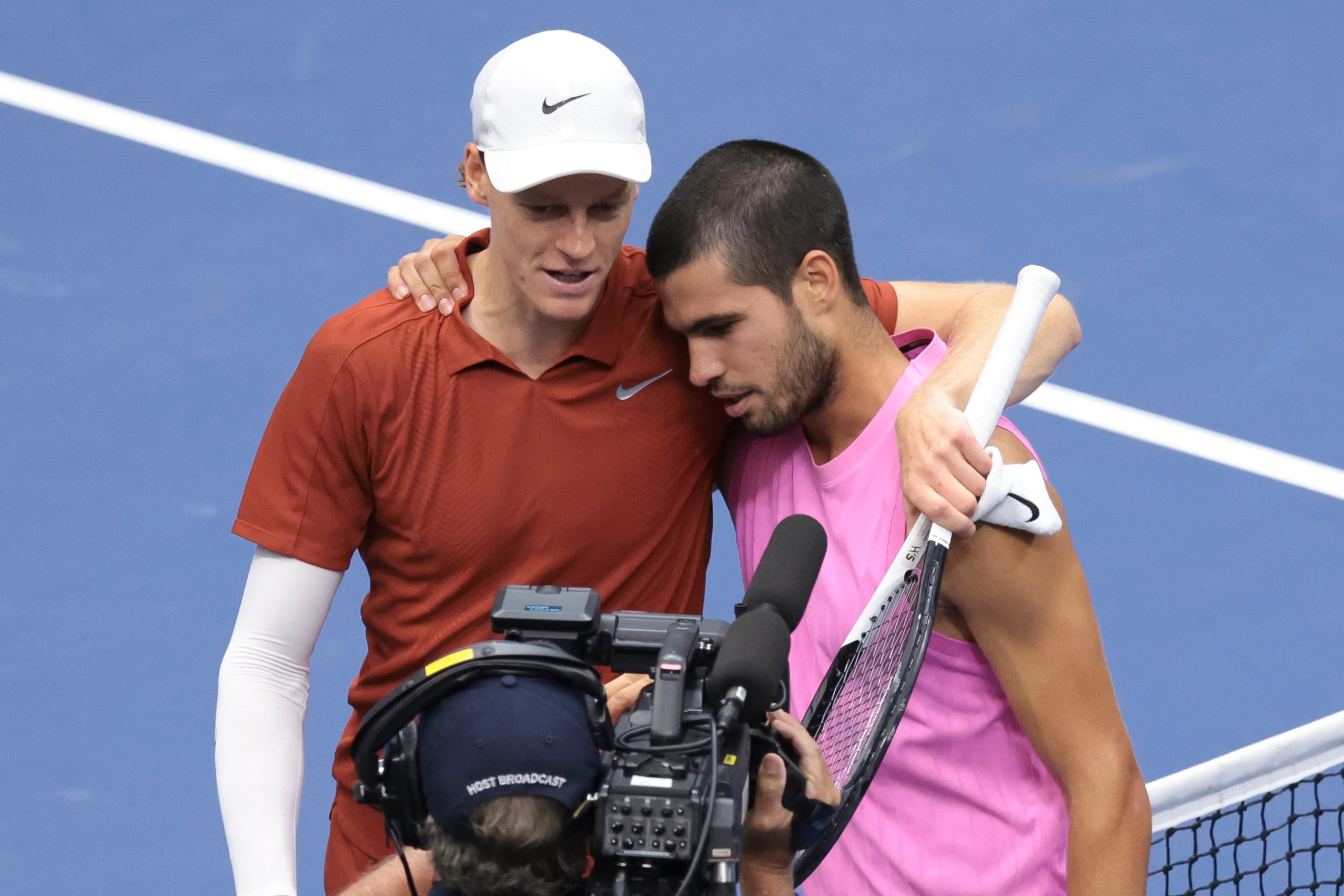 Jannik Sinner y Carlos Alcaraz se abrazan tras la final del US Open