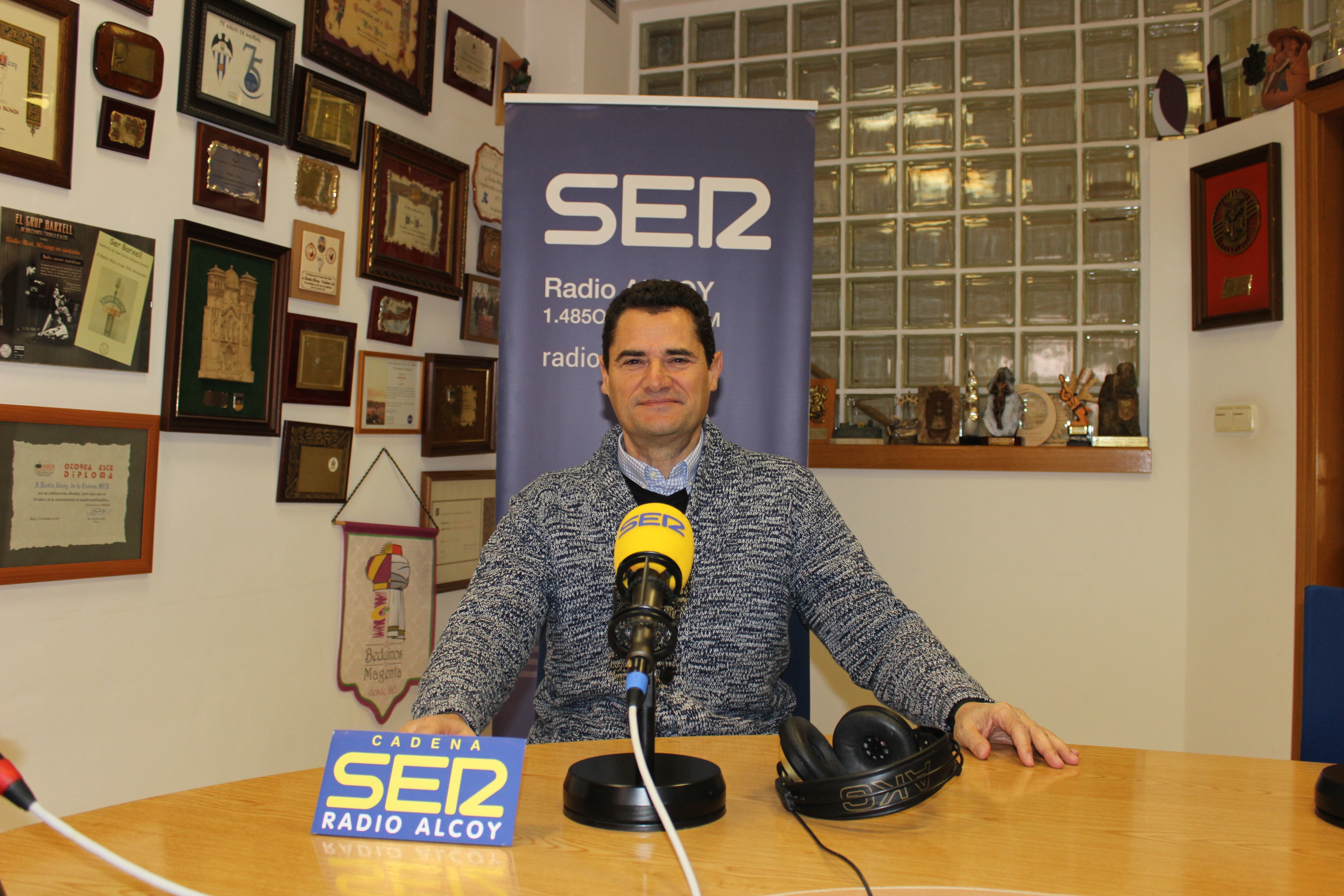 Pablo Granados, director de Creu Roja Alcoi, rere l&#039;entrevista en &#039;Hoy por hoy Alcoy&#039;.