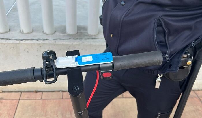 Un agente retiene a un patinete