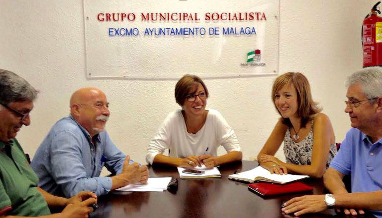 Momentos del encuentro mantenido hoy entre la portavoz del PSOE, María Gámez, y los responsables de CCOO, Antonio Herrera, y UGT, Auxiliadora Jiménez