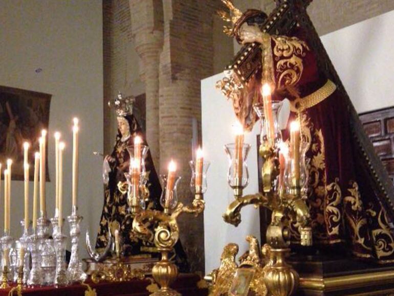 Los titulares de la hermandad del Vía Crucis en las andas de traslado