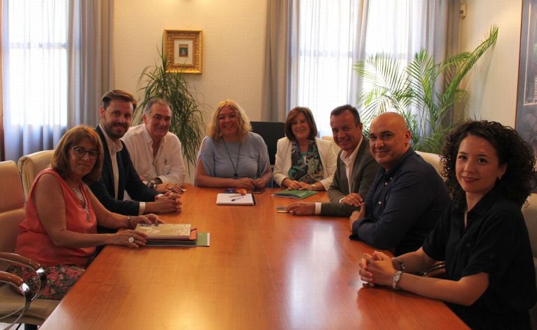 La consejera de igualdad y bienes social, Maria José Sánchez, firma protocolo de actuación de transformación social con la alcaldesa de Motril, Flor Almón