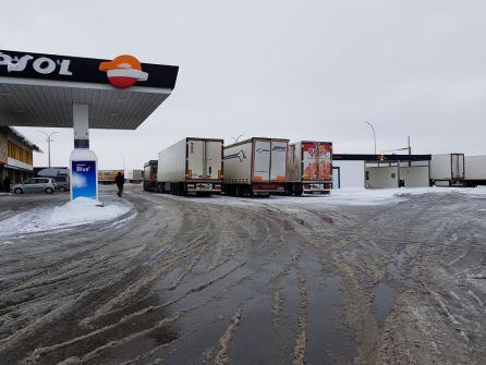 Camiones en la estación de servicio de Ferreruela, en Teruel