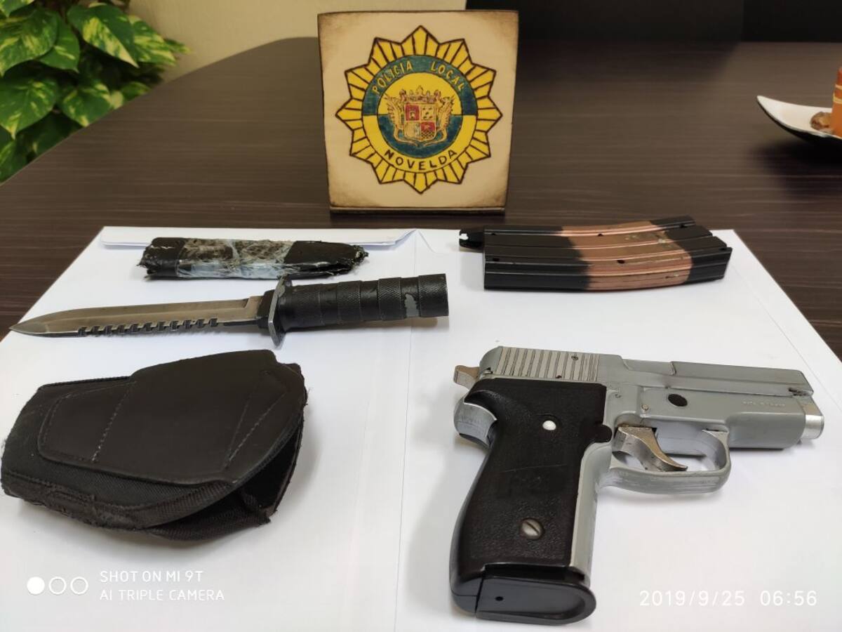 La Policía Local de Novelda se incauta de una pistola simulada y un machete de grandes dimensiones