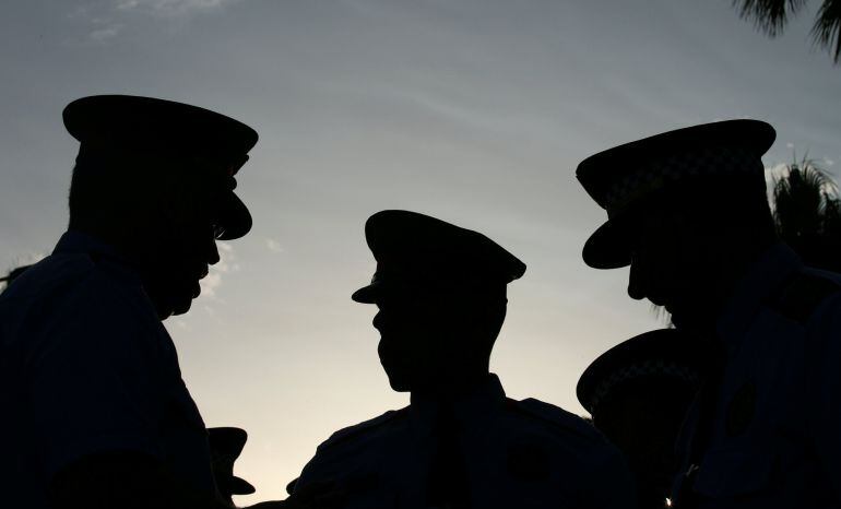 Mossos d&#039;Esquadra conversan durante la manifestación contra el terrorismo de Barcelona