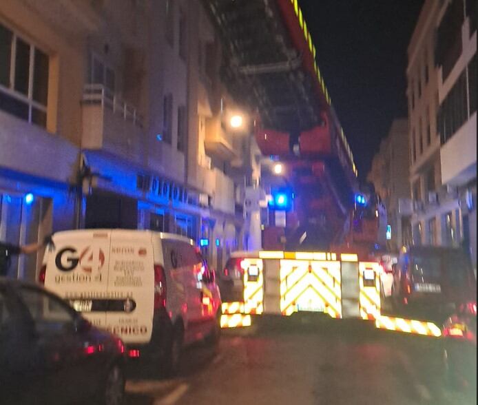 Los bomberos de Lanzarote accediendo a una vivienda en la que falleció un hombre.