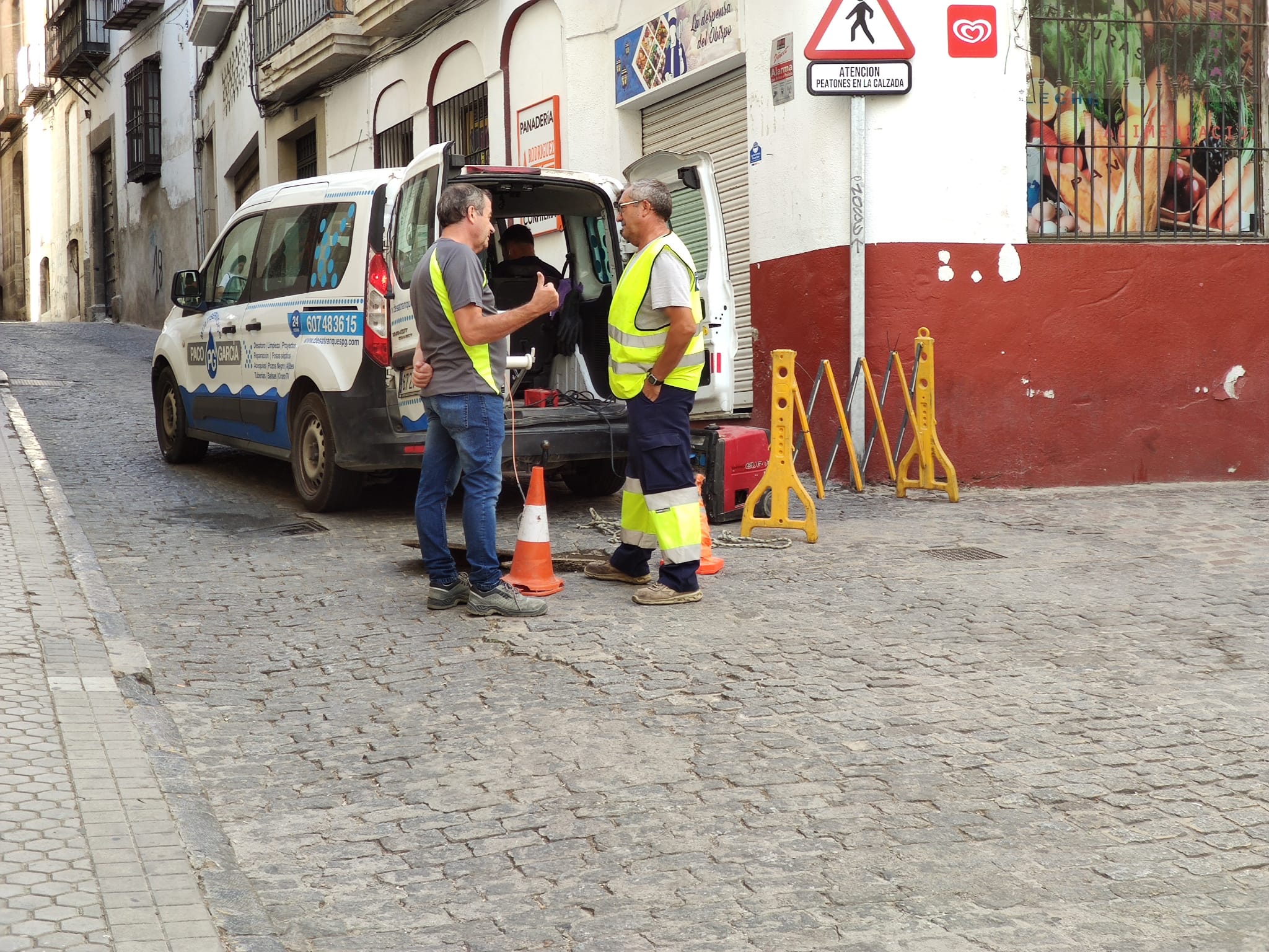 Operarios iniciando trabajos de sondeo en la calle Obispo González, en el casco antiguo de Jaén capital