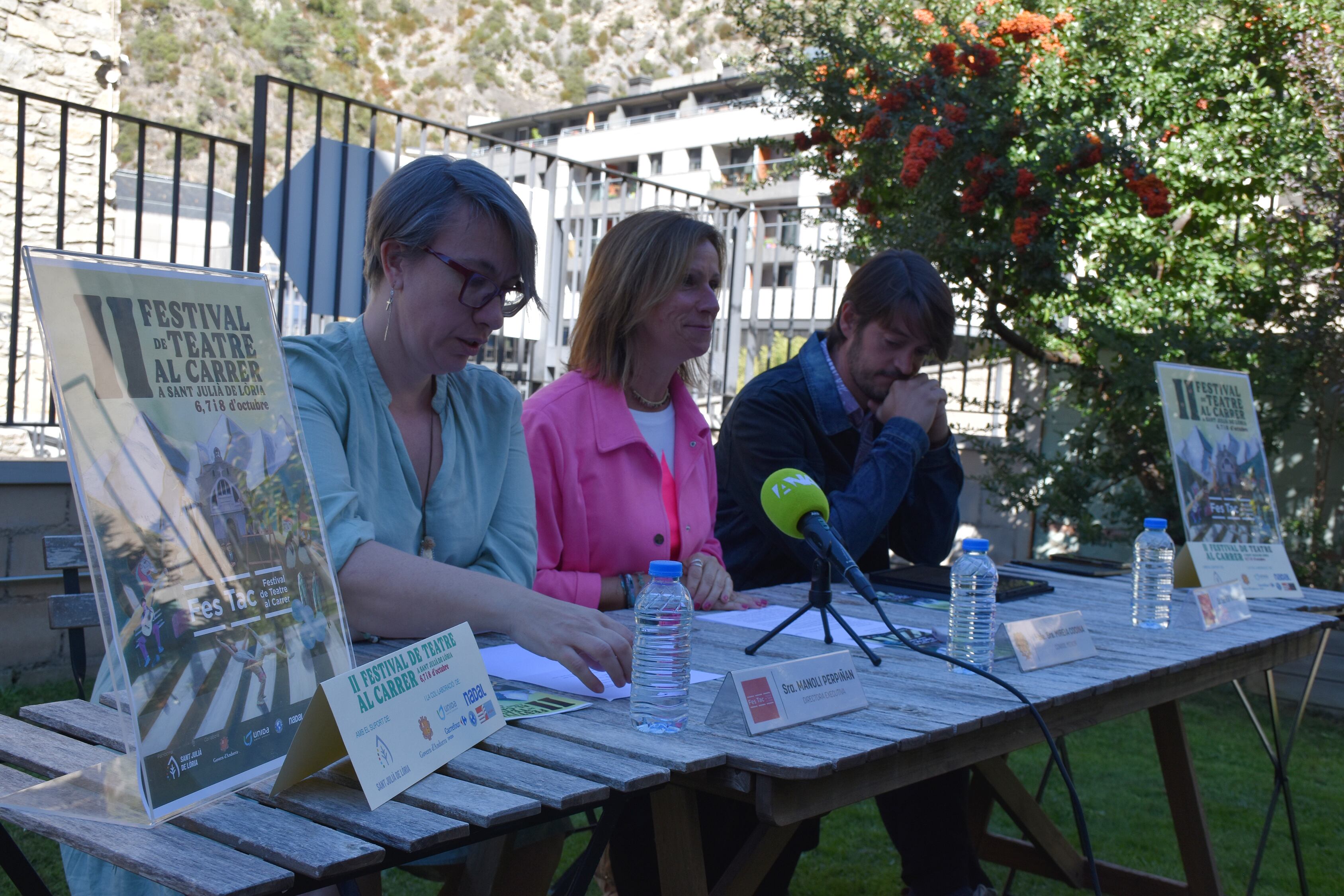 La cònsol menor laurediana, Mireia Codina, la directora executiva i el director artístic de la iniciativa, Manoli Perpiñan i Sergi Vallés, respectivament, durant la presentació de la segona edició del Festival de Teatre al Carrer a Sant Julià de Lòria.