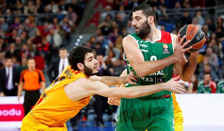 Alex Abrines defiende a Ioannis Bourousis en un partido de esta temporada.