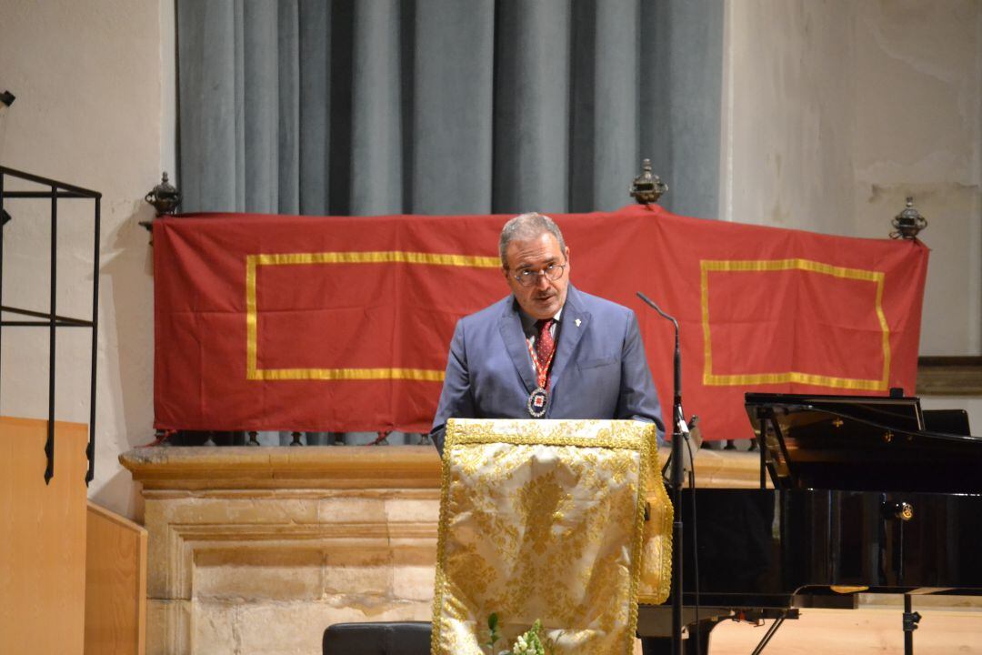 El presidente de la Unión de Cofradías de Úbeda, Felipe Torres, durante la presentación del cartel de Semana Santa 2021