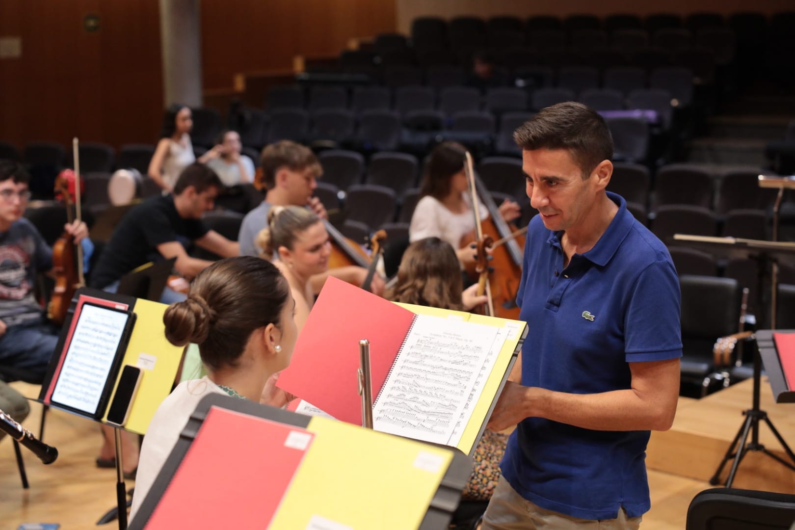 El director de la OFUV y colaborador de &quot;La Ventana de Xàtiva&quot;, Hilari García Gázquez, en uno de los ensayos de la orquesta. Fuente: OFUV