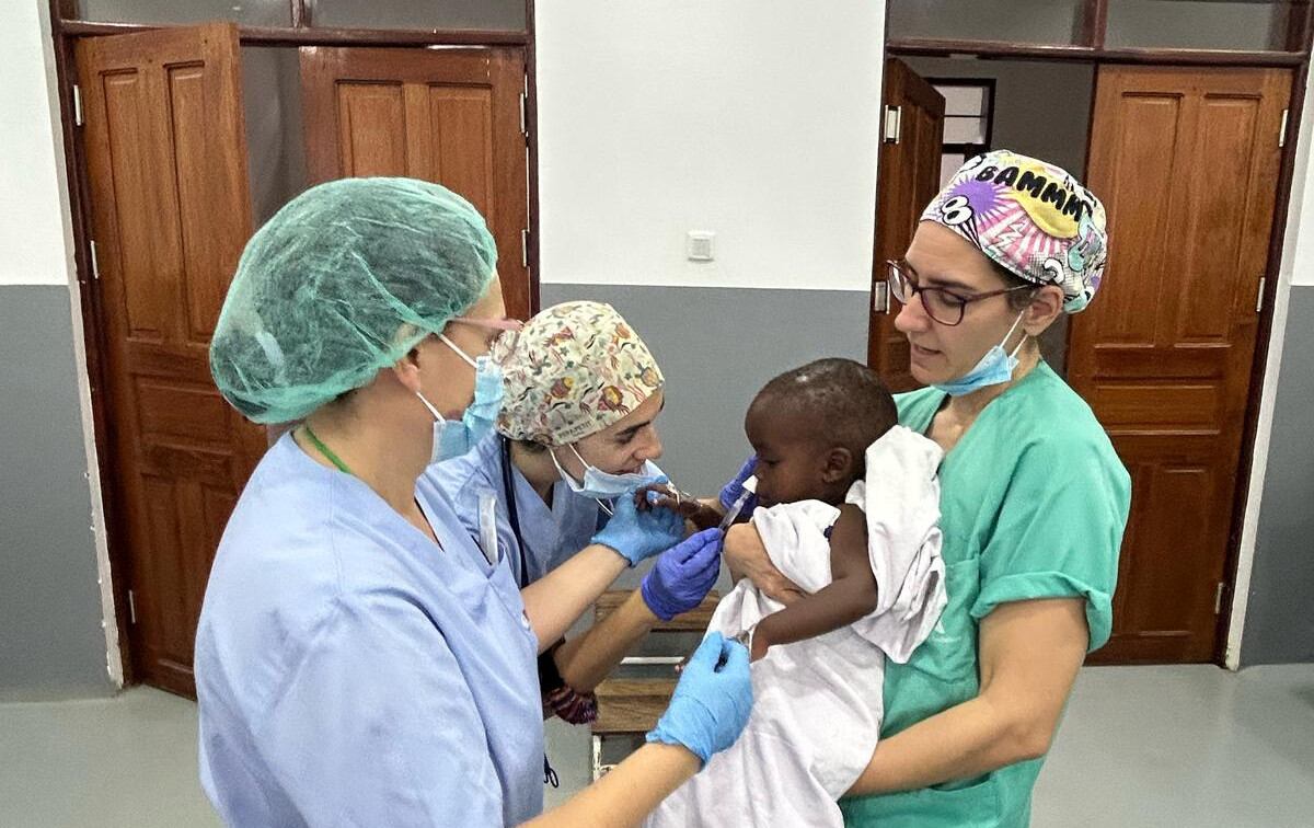 El equipo médico ha participado en una campaña humanitaria en el distrito de Kwimba, con el apoyo de la ONG “Cirujanos en Acción” y personal sanitario local
