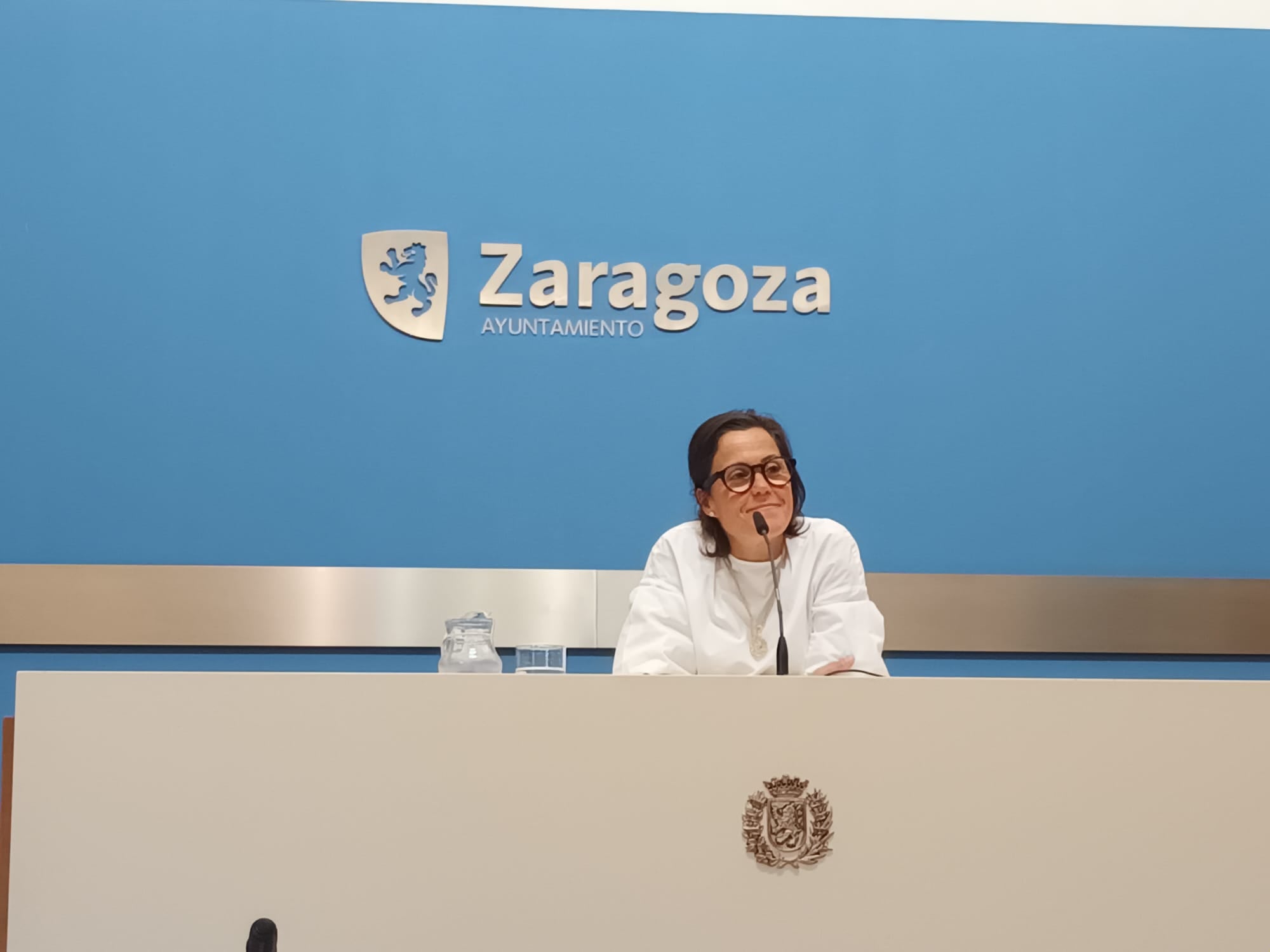 Ruth Bravo, concejala delegada de Juventud, sentada en la sala de prensa del Ayuntamiento de Zaragoza durante la presentación del programa &quot;Ideas&quot;