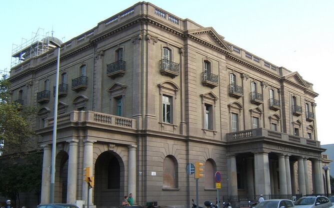 L'edifici de l'Escola de Nàutica, al Pla de Palau