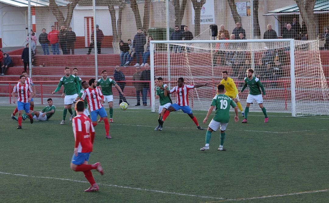 Moha disputando un balón dentro del área