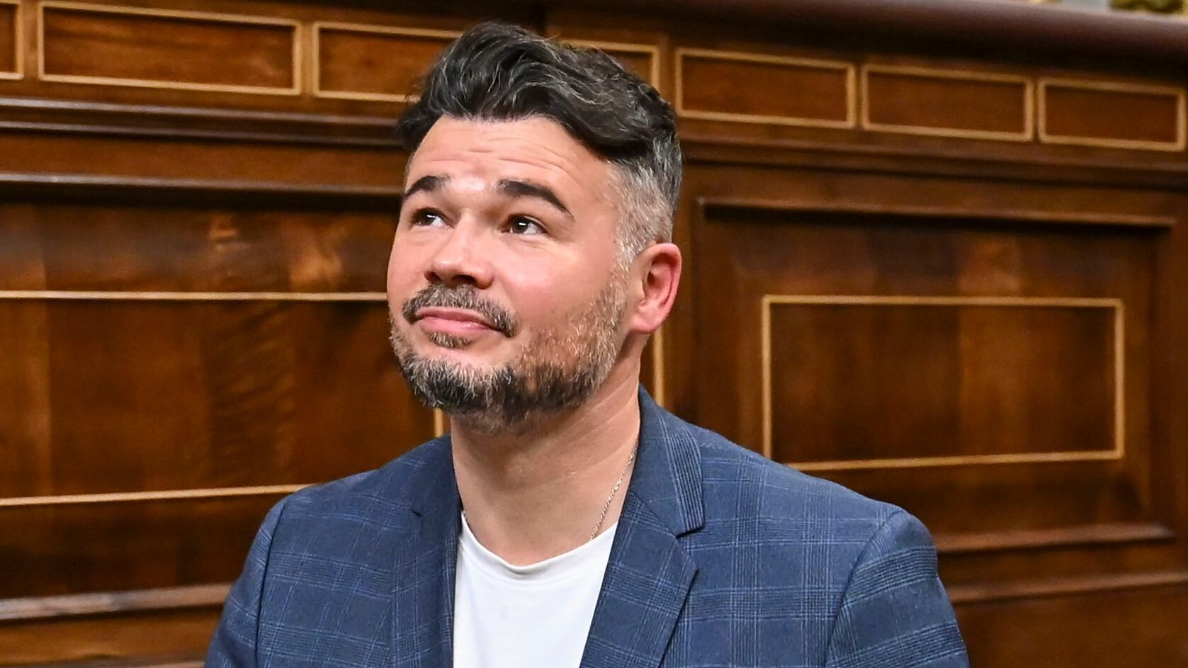 El portavoz de ERC, Gabriel Rufián a su llegada al pleno del Congreso, este martes. EFE/ Fernando Villar
