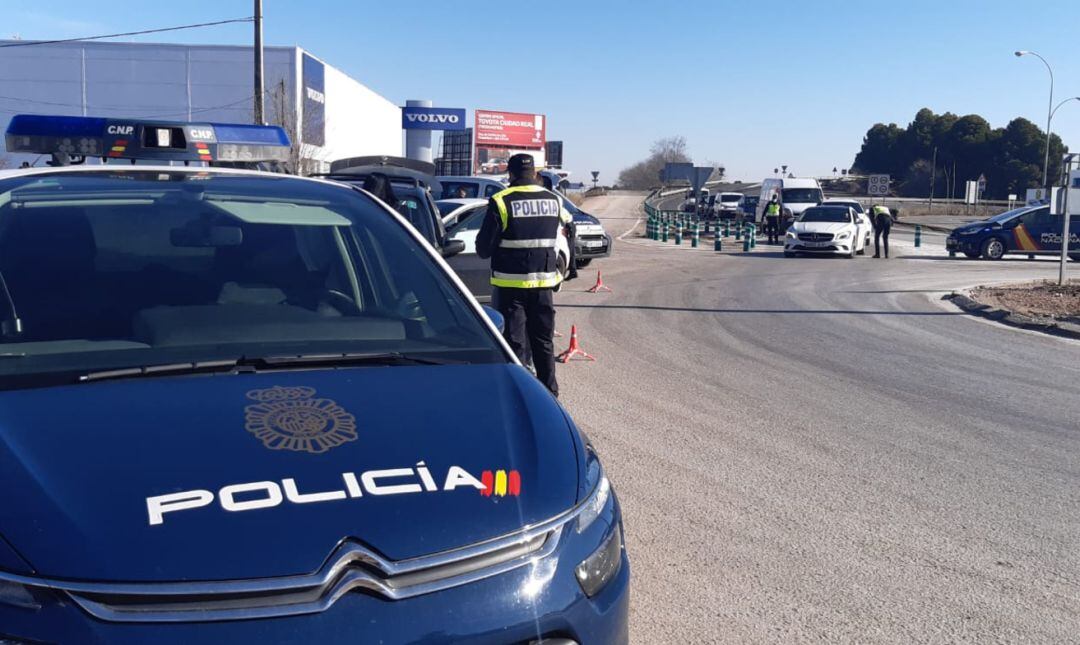 Imagen de archivo de uno de los controles policiales para controlar el confinamiento perimetral de Ciudad Real