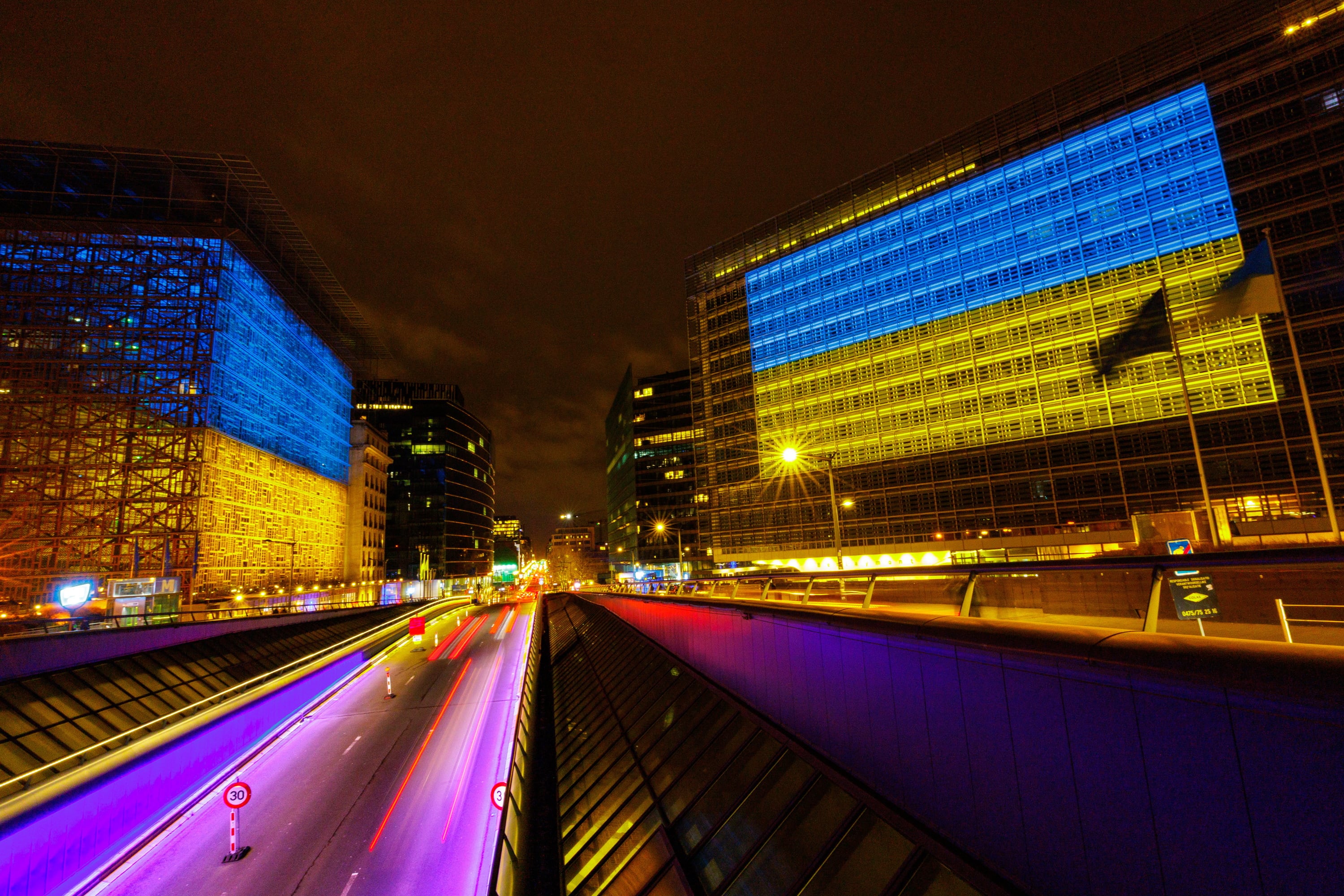 Las sedes del Consejo y la Comisión Europea en Bruselas, iluminadas con los colores de la bandera de Ucrania en el cuarto aniversario de la guerra.