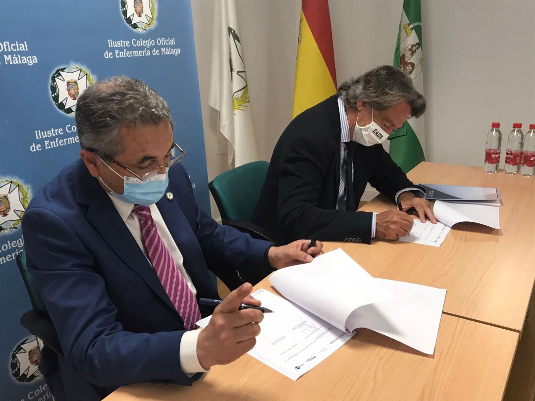 Momento de la firma del convenio entre el Colegio de Enfermería de Málaga y la Escuela Autónoma de Dirección de Empresas