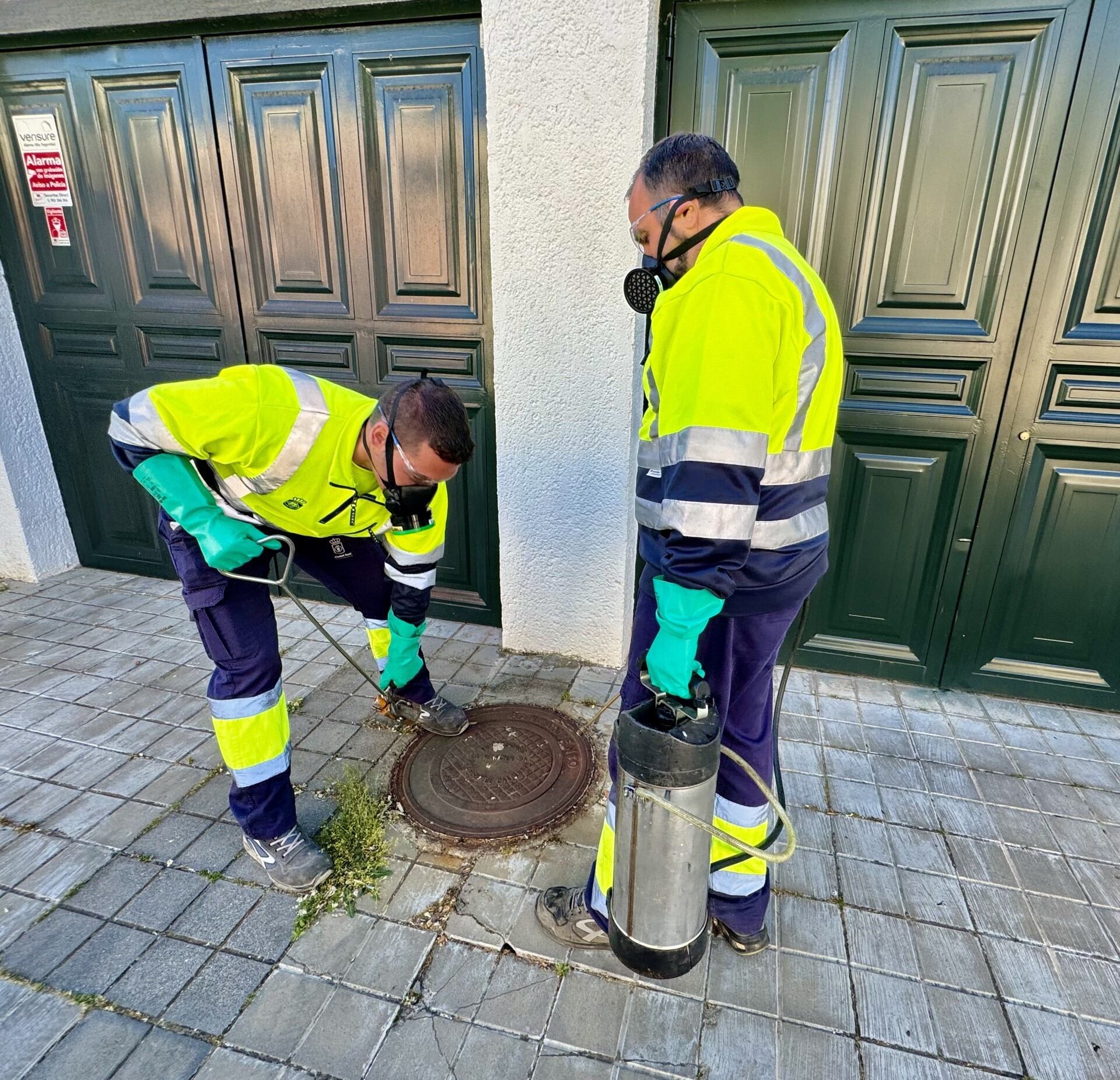 Dos trabajadores municipales realizan el tratamiento de control de plagas