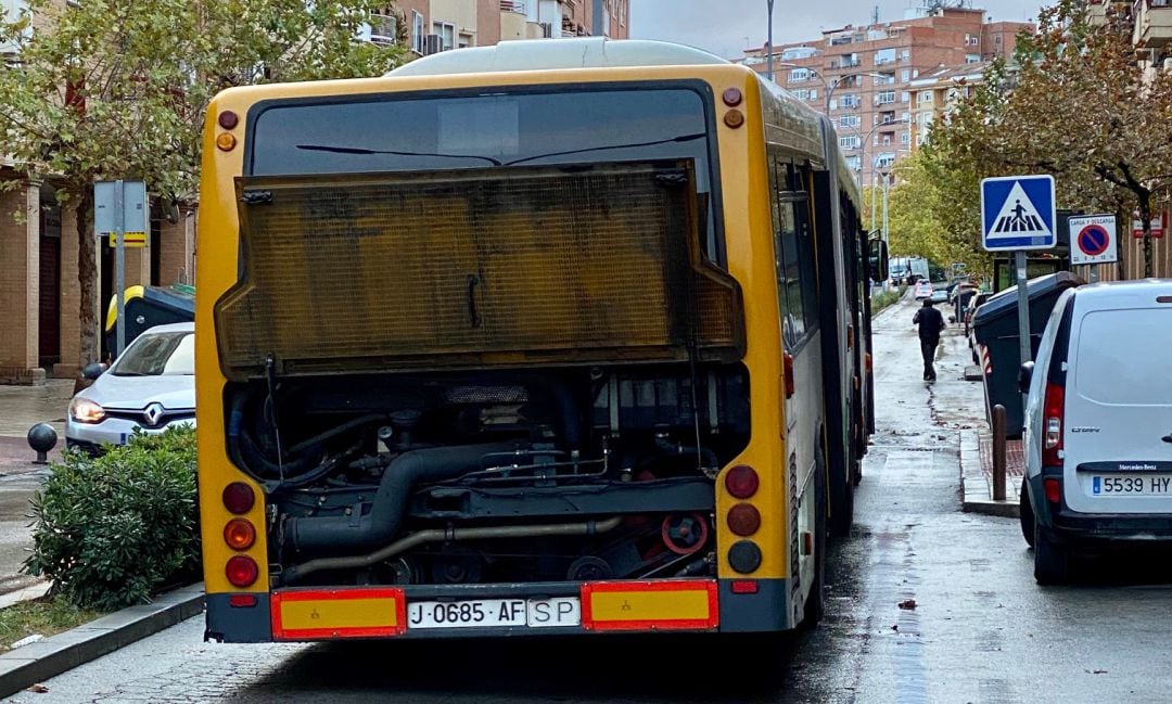 Autobús averiado circulando por la calle Fuente del Alamillo.