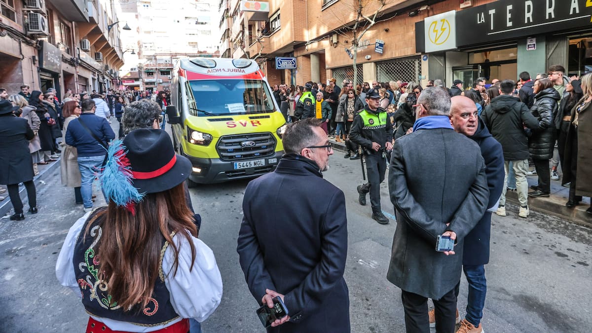El desfile de la Media Fiesta de Elda se detiene 20 minutos tras desvanecerse un espectador