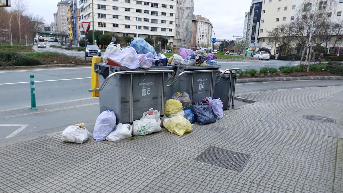 Inés Rey exige a la empresa Prezero que recoja la basura acumulada en A Coruña porque "no le va a temblar la mano"