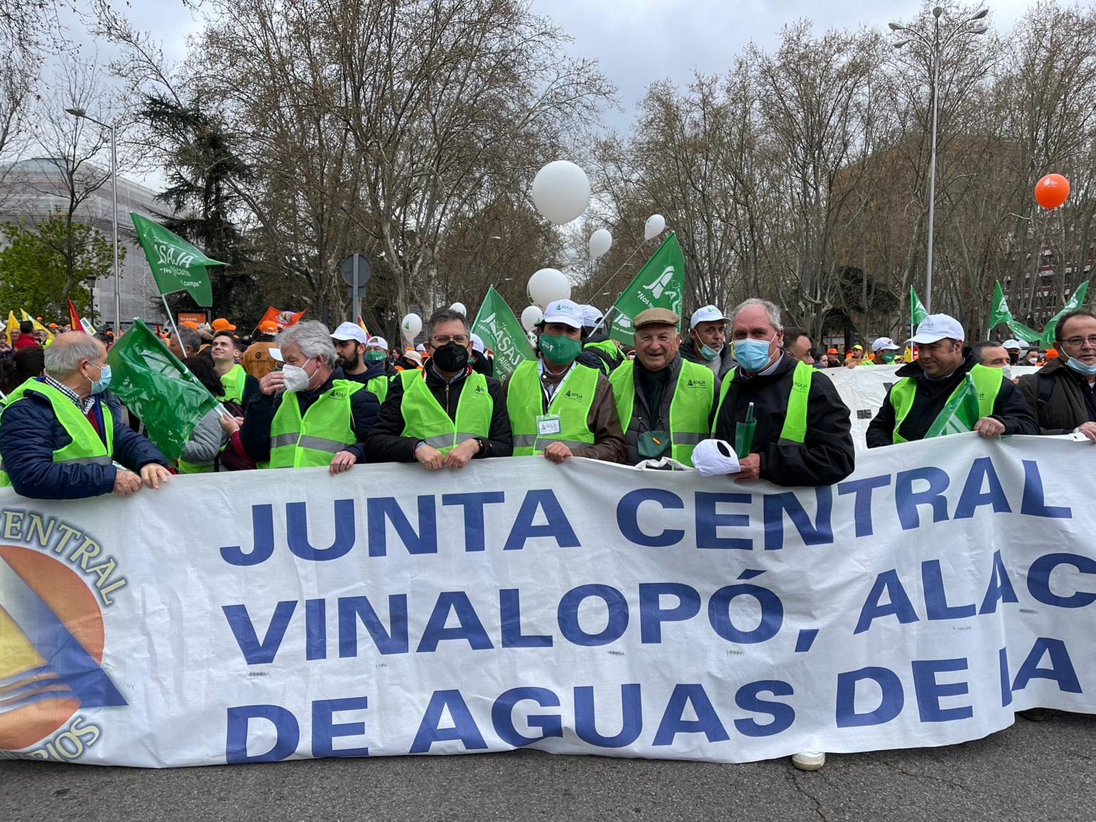 Agricultores, regantes, ganaderos y cazadores han asistido este domingo a la manifestación por las calles de Madrid