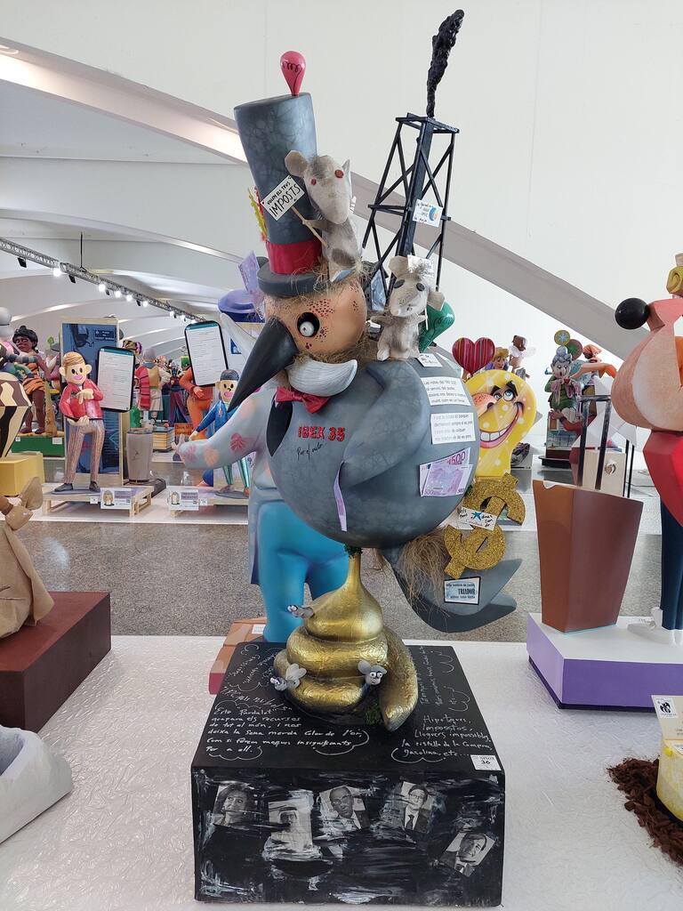 La Exposición del Ninot de las Fallas 2023 abre sus puertas con 750 figuras que rebosan diseño y sátira. Todas ellas quieren salvarse de las llamas gracias al voto popular.