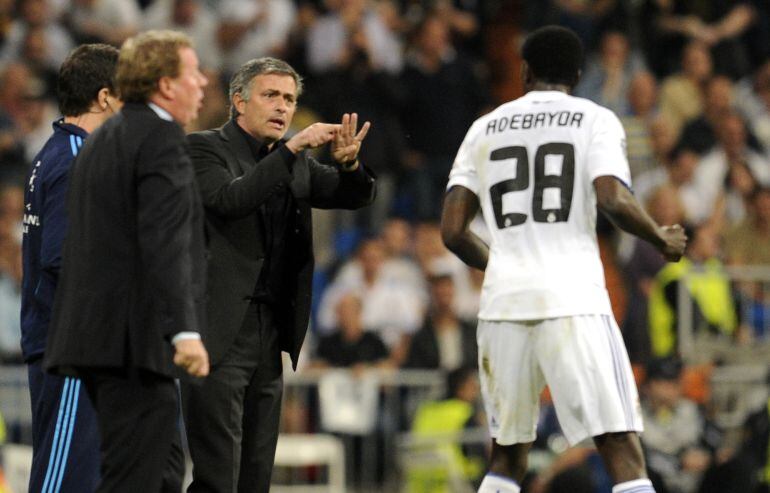 Mourinho da instrucciones a Adebayor, en un partido del Real Madrid